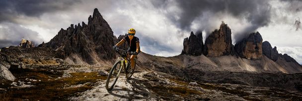 ドロミテの山々 でバイクに乗ってサイクリング女性と - 写真・画像