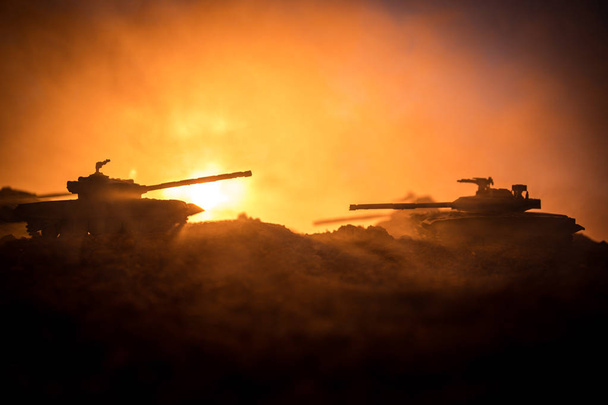 戦争の概念。軍隊は戦争の霧空の背景、夕暮れ時の曇りスカイライン次世界大戦兵士のシルエットに戦闘シーンをシルエットします。攻撃シーン。装甲車両。タンク内のアクション - 写真・画像
