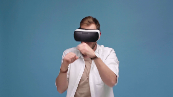 человек в виртуальной реальности бокс изолирован на синий
 - Кадры, видео