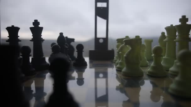 schaakbord spel concept van zakelijke ideeën en concurrentie en strategie ideeën. Schaakfiguren op een schaakbord op mist achtergrond. Selectieve focus - Video