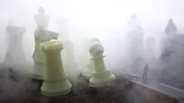 shakkilautapeli käsite liikeideoita ja kilpailun ja strategian ideoita. Shakkihahmoja shakkilaudalla sumussa. Valikoiva painopiste
 - Materiaali, video