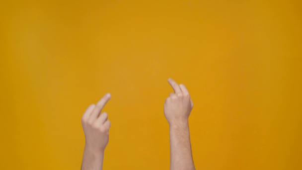 Обрезанный вид человека, у которого средние пальцы изолированы на желтом
 - Кадры, видео