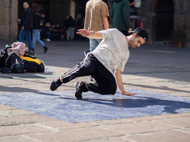 Танцы брейк-данс в Болонье, Италия
 - Фото, изображение