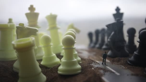 Шахова дошка гра концепція бізнес-ідей і конкуренції та стратегії ідей. Шахові фігури на Шаховій дошці на тлі туману. Вибірковий фокус - Кадри, відео