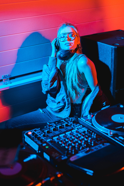 DJ nő zenehallgatás fejhallgató ülve, csukott szemmel - Fotó, kép