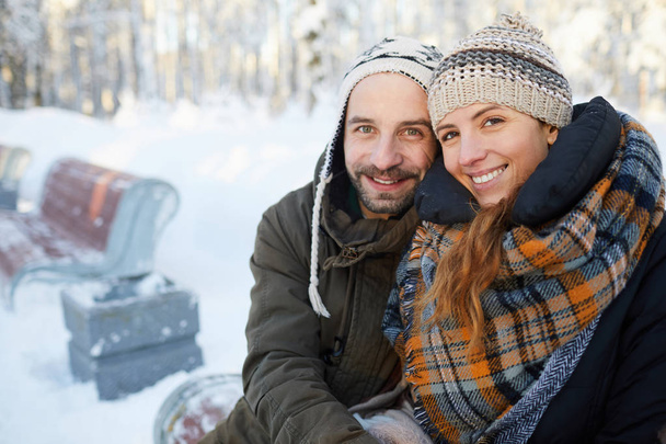 Portret van gelukkige volwassen paar met plezier in de winter bos en lacht, kopie ruimte - Foto, afbeelding