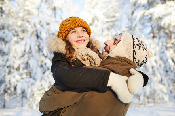 Kış ormanında küçük kız ile oynarken mutlu olgun adam Portresi, kopya alanı - Fotoğraf, Görsel