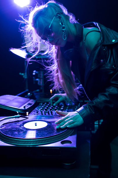 Piękna Blondynka dj, dotykając płyta winylowa w nocnym klubie  - Zdjęcie, obraz