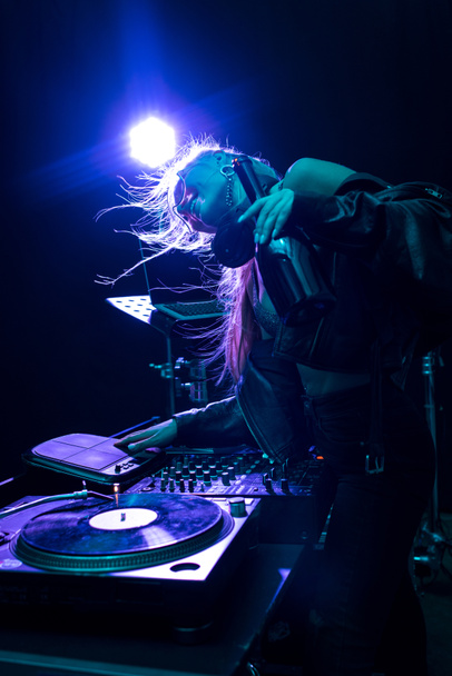 szczęśliwy dj Blondynka i stylowe dziewczyna dotykając sprzęt dj w nocnym klubie  - Zdjęcie, obraz