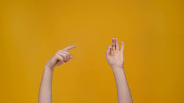 recortado vista de hombre mostrando gesto sexual y pulgar hacia arriba signos aislados en amarillo
 - Imágenes, Vídeo