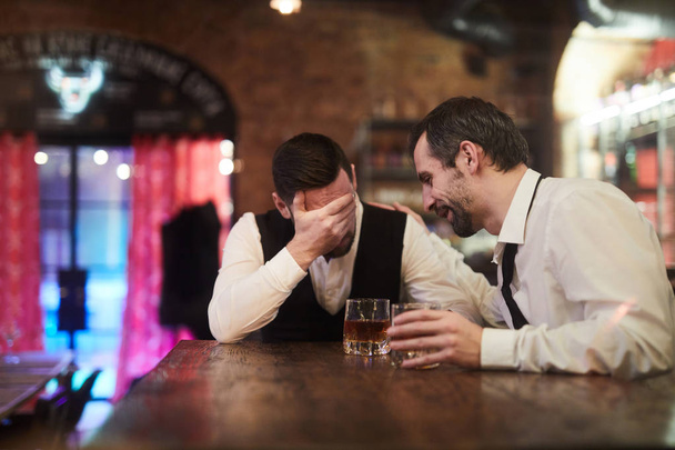 Портрет двох п'яних бізнесменів, які сидять за барною стійкою після роботи, копіювати простір
 - Фото, зображення