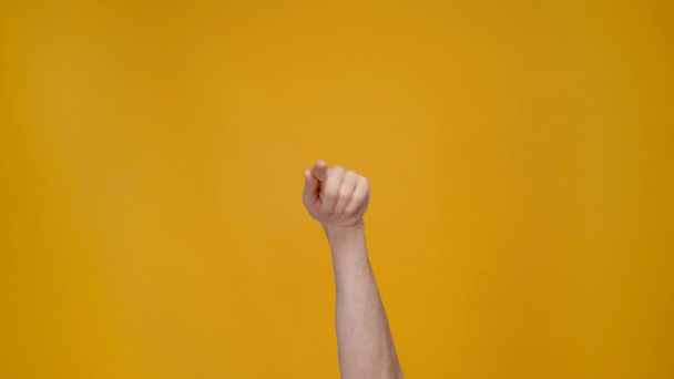 obcięty widok człowieka Wyświetlono tu gest i wskazując palcem na żółtym tle - Materiał filmowy, wideo