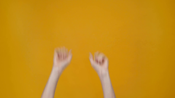 abgeschnittene Ansicht einer Frau, die mit den Händen gestikuliert und isoliert auf gelb zählt - Filmmaterial, Video