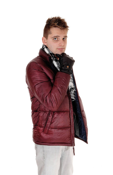 Portrait d'un jeune homme vêtu d'une veste d'hiver bordeaux
 - Photo, image