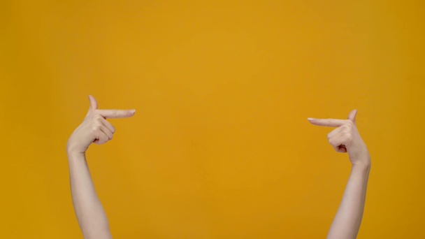 обрезанный вид женщины, скручивающей пальцы и показывающей сумасшедший жест, изолированный на желтом
 - Кадры, видео