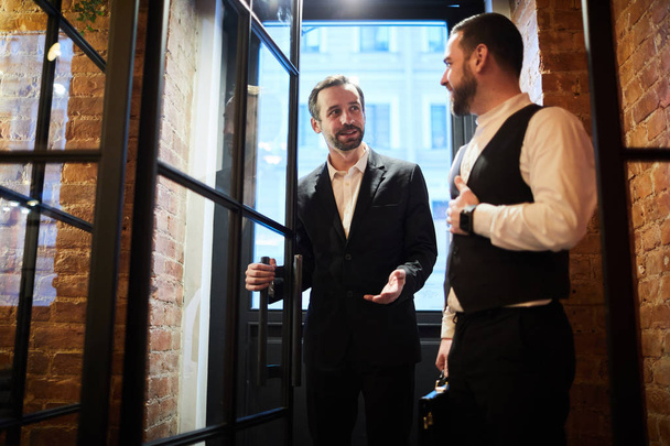 Porträt zweier gutaussehender Herren beim Betreten des Cafés, Kopierraum - Foto, Bild