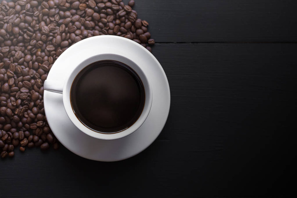 Tasses à café en céramique blanche et grains de café
. - Photo, image