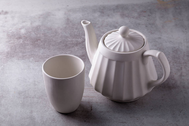 Čajová konvice, pohár a talíř na Cement Board - Fotografie, Obrázek