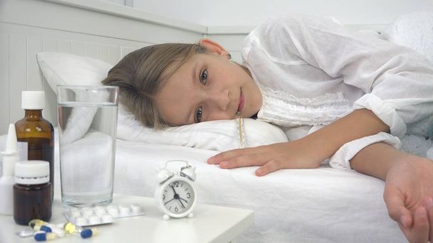 Hasta yatağı, hasta çocuk termometre ile çocuk, kız hastanede, hap ilaç - Fotoğraf, Görsel