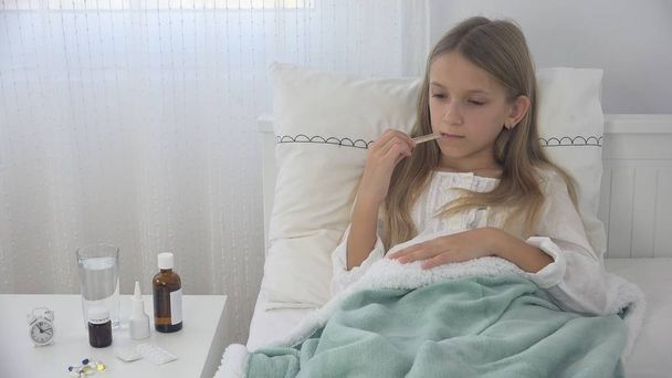 Sick Child in Bed, Ill Kid with Thermometer, Girl in Hospital, Pills Medicine - Foto, afbeelding