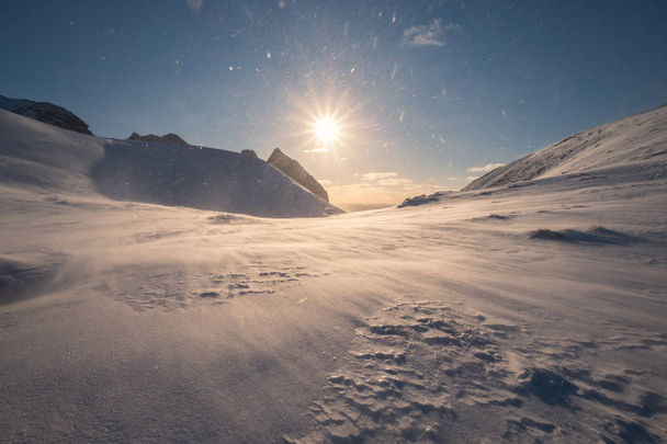 Снежная гора в метель на вершине
 - Фото, изображение