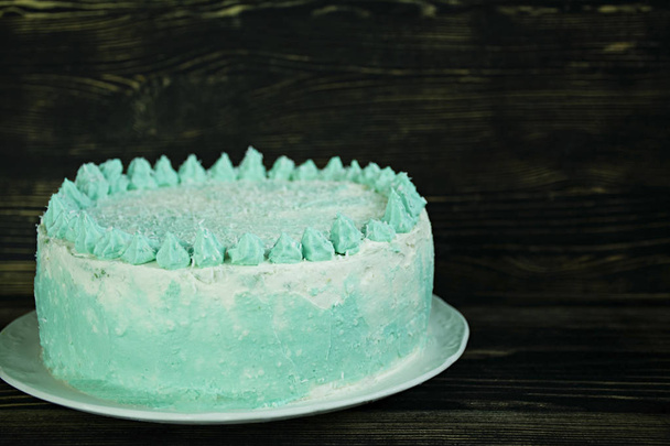 Ombre vihreä kakku juhla on tumma puinen tausta
 - Valokuva, kuva