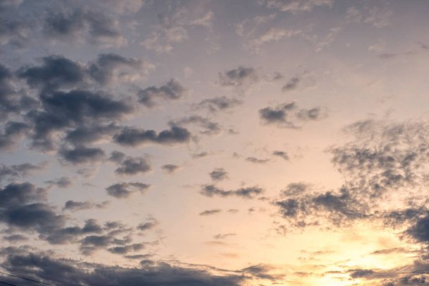 Nubi cupe ammasso sul cielo di sera
 - Foto, immagini