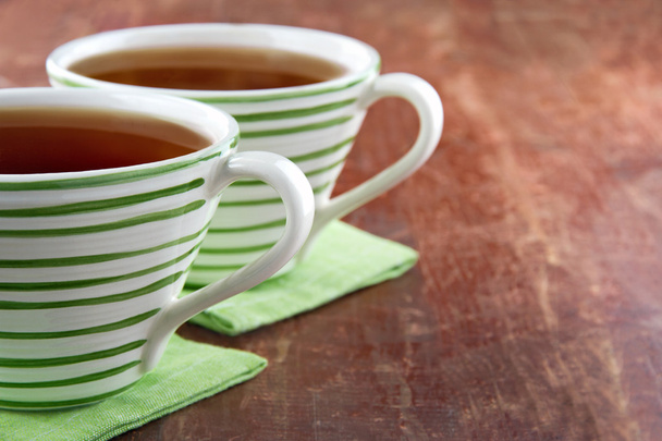 Dos tazas de té sobre fondo de madera
 - Foto, imagen