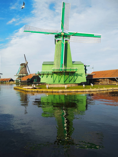 Fevereiro à tarde, quase ao pôr do sol. cores suaves e atmosfera de conto de fadas cercam os moinhos de vento tradicionais típicos de zaanse schans na Holanda
 - Foto, Imagem