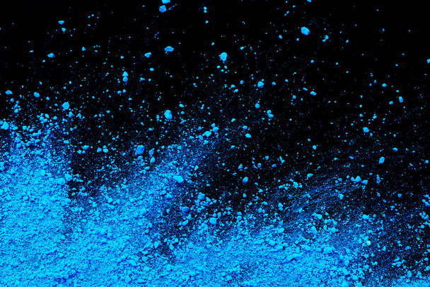 Με φόντο μπλε χρώμα σε σκόνη κιμωλίας. Μπλε χρώμα σωματίδια σκόνης - Φωτογραφία, εικόνα