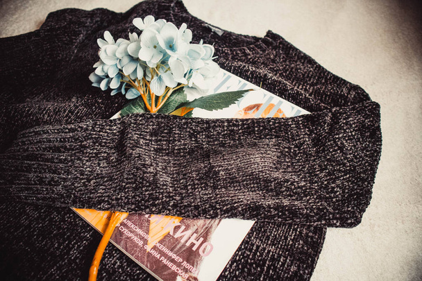 Flores e suéter preto quente em um fundo macio - Foto, Imagem