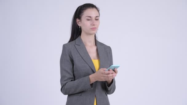 Stressed young businesswoman using phone and getting bad news - Metraje, vídeo