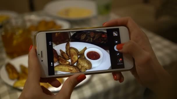 zár-megjelöl-a smartphone és bevétel fénykép az élelmiszer, a szociális hálózatok kezei - Felvétel, videó