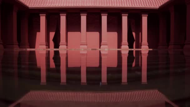 červený sloup moderního ročníku a budova reflexionového světla z vodního jezírka. - Záběry, video