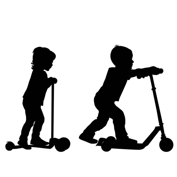 Σιλουέτες τα παιδιά να μάθουν να βόλτα με σκούτερ  - Διάνυσμα, εικόνα
