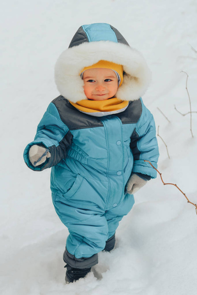 A child for a walk in the winter. Family walks in nature in winter. Family walk. Winter forest. Snow park. - Fotoğraf, Görsel