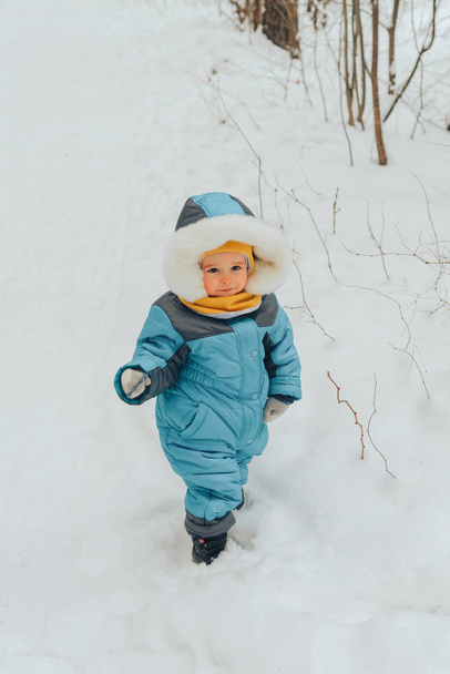 A child for a walk in the winter. Family walks in nature in winter. Family walk. Winter forest. Snow park. - Photo, Image