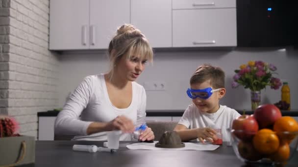 Madre e hijo preparando reactivos para el experimento
 - Imágenes, Vídeo