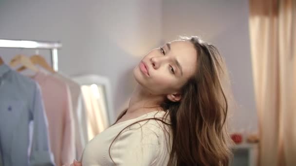 Young woman posing at home mirror. Sensual woman have fun at wardrobe - Materiał filmowy, wideo