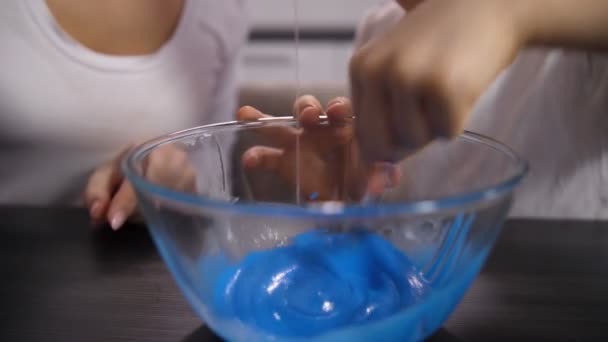 Closeup jongens hand mengen blauwe massa voor slime - Video