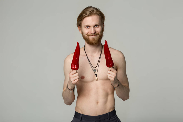 Giovane uomo sorridente con barba e capelli alla moda con busto nudo
 - Foto, immagini