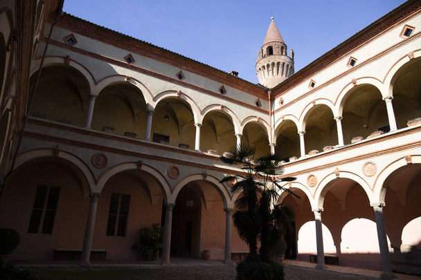 Внутрішній дворик замку Rivalta. - Фото, зображення