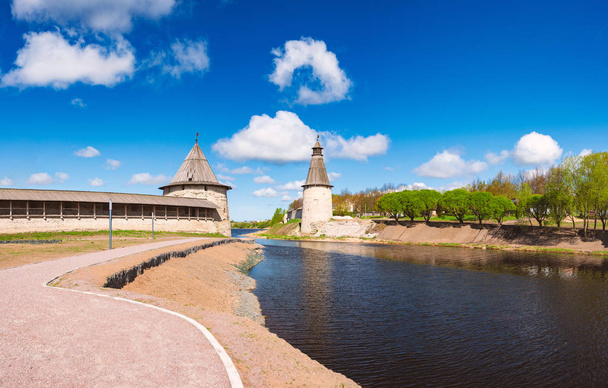 Pskov kremlin toren met blauwe bewolkte hemel - Foto, afbeelding