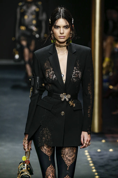 MILAN, ITALY - FEBRUARY 22: Kendall Jenner walks the runway at the Versace show at Milan Fashion Week Autumn/Winter 2019/20 on February 22, 2019 in Milan, Italy.  - Фото, изображение