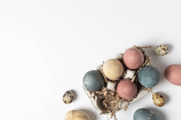 Concentration sélective d "œufs de Pâques décorés de couleurs en carton c
 - Photo, image