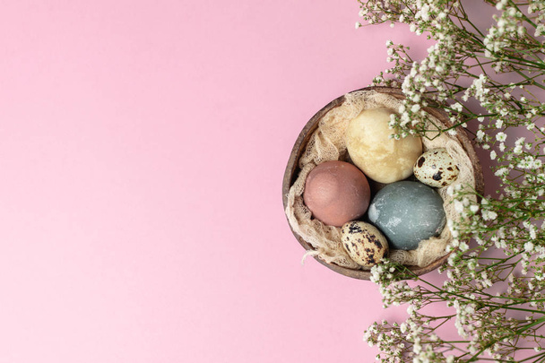 Valikoiva painopiste värillinen koristeltu pääsiäismunia kookos hän
 - Valokuva, kuva
