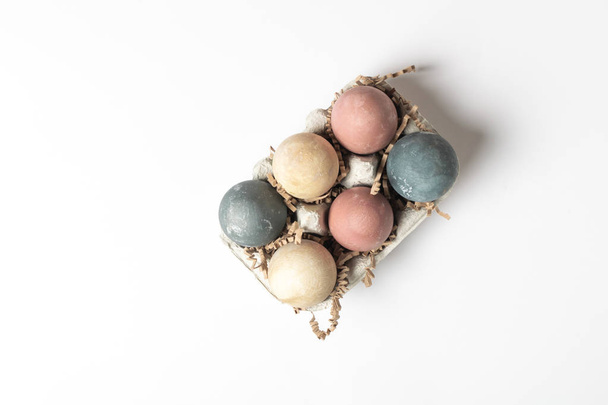 Selektivní fokus barvě zdobené velikonoční vejce v lepenkové c - Fotografie, Obrázek