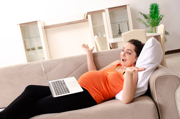 Молода вагітна жінка працює вдома
  - Фото, зображення