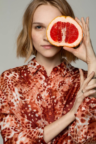 Detailní záběr portrét mladé blond dívka v červené košili - Fotografie, Obrázek