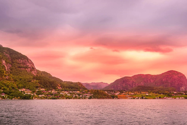 Noruega pueblo tradicional puesta de sol - Foto, imagen